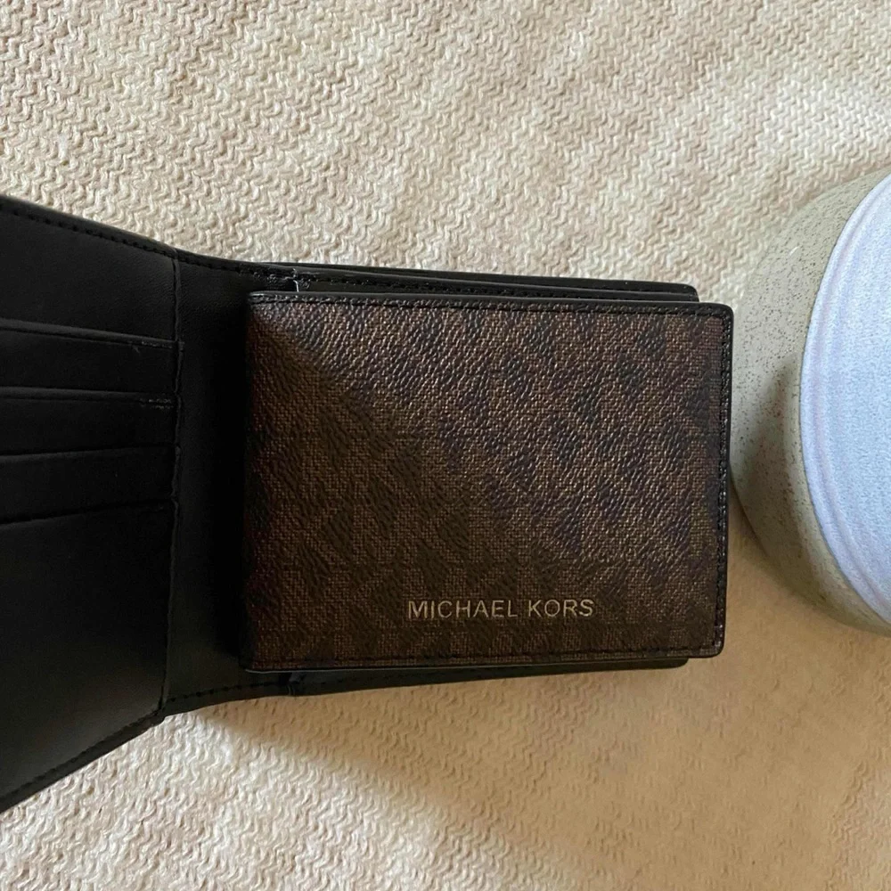 ✨🆕✨Brand New Michael Kors Billfold 3 in 1 Wallet